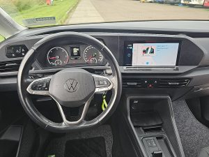 Deska rozdzielcza i stanowisko kierowcy — Volkswagen CADDY 2.0 TDI CARGO Automaat z 2021 roku