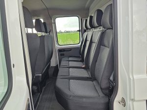 Rzędy siedzeń i ścianka działowa — Volkswagen CRAFTER 35 2.0 DUB.Cab Open-Laadbak z 2024 roku