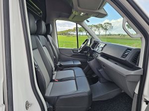 Wnętrze kabiny — Volkswagen CRAFTER 35 2.0 L3H3 140Pk Navi AC! z 2022 roku