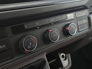 Wyposażenie specjalne wnętrza — Volkswagen CRAFTER 35 2.0 L3H3 140Pk Navi AC! z 2022 roku