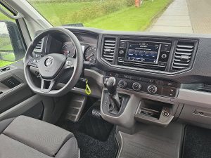 Deska rozdzielcza i stanowisko kierowcy — Volkswagen CRAFTER 35 2.0 L3H3 LED Automaat AC z 2023 roku