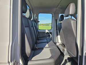 Rzędy siedzeń i ścianka działowa — Volkswagen CRAFTER 35 2.0 L4 Dub-Cab Trekhaak z 2020 roku