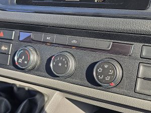 Wyposażenie specjalne wnętrza — Volkswagen CRAFTER 35 2.0 L4 Dub-Cab Trekhaak z 2020 roku