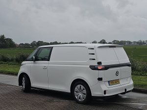 Strona kierowcy z tyłu — Volkswagen ID.BUZZ CARGO wltp 424 kms z 2023 roku