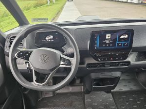Deska rozdzielcza i stanowisko kierowcy — Volkswagen ID.BUZZ CARGO wltp 424 kms z 2023 roku