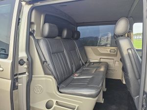 Rzędy siedzeń i ścianka działowa — Volkswagen T5 z 2009 roku