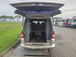Przestrzeń ładunkowa — Volkswagen T5 z 2009 roku