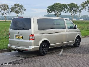 Strona pasażera z tyłu — Volkswagen T5 z 2009 roku