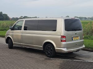 Strona kierowcy z tyłu — Volkswagen T5 z 2009 roku