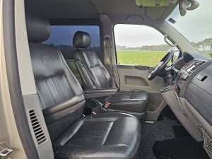 Wnętrze kabiny — Volkswagen T5 z 2009 roku