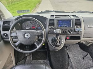 Deska rozdzielcza i stanowisko kierowcy — Volkswagen T5 z 2009 roku