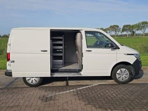 Drzwi boczne przestrzeni ładunkowej — Volkswagen TRANSPORTER 2.0 TDI 150 DSG AUT. L1H1 z 2021 roku