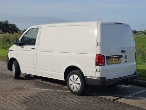 Strona kierowcy z tyłu — Volkswagen TRANSPORTER 2.0 TDI 150 DSG AUT. L1H1 z 2021 roku
