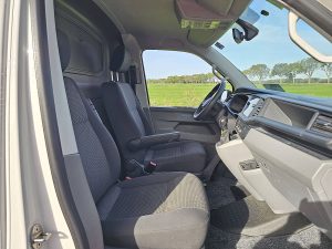Wnętrze kabiny — Volkswagen TRANSPORTER 2.0 TDI 150 DSG AUT. L1H1 z 2021 roku