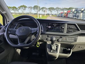 Deska rozdzielcza i stanowisko kierowcy — Volkswagen TRANSPORTER 2.0 TDI 150 DSG AUT. L1H1 z 2021 roku