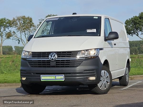 Volkswagen TRANSPORTER 2.0 TDI 150 DSG AUT. L1H1 z 2021 roku, blaszak z zagranicy — przód pojazdu
