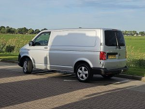 Strona kierowcy z tyłu — Volkswagen TRANSPORTER 2.0 TDI z 2017 roku