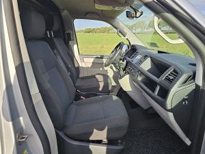 Wnętrze kabiny — Volkswagen TRANSPORTER 2.0 TDI z 2017 roku