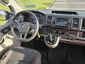 Deska rozdzielcza i stanowisko kierowcy — Volkswagen TRANSPORTER 2.0 TDI z 2017 roku