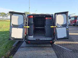 Przestrzeń ładunkowa — Volkswagen TRANSPORTER 2.0 TDI L2H1 Navi Carplay AC z 2020 roku
