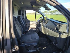 Wnętrze kabiny — Volkswagen TRANSPORTER 2.0 TDI L2H1 Navi Carplay AC z 2020 roku