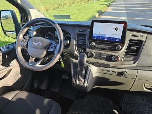 Deska rozdzielcza i stanowisko kierowcy — Volkswagen TRANSPORTER 2.0 TDI L2H1 Navi Carplay AC z 2020 roku