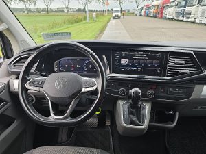 Deska rozdzielcza i stanowisko kierowcy — Volkswagen TRANSPORTER 2.0 TDI T6.1 BULLI LED NAP ! z 2021 roku