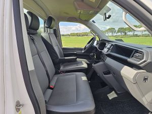 Wnętrze kabiny — Volkswagen TRANSPORTER 2.0 TDI T6.1 L1 Open-Laadbak z 2021 roku