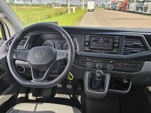 Deska rozdzielcza i stanowisko kierowcy — Volkswagen TRANSPORTER 2.0 TDI T6.1 L1 Open-Laadbak z 2021 roku