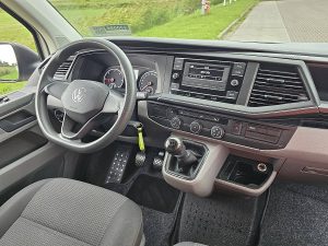 Deska rozdzielcza i stanowisko kierowcy — Volkswagen TRANSPORTER 2.0 TDI T6.1 L2 Trekhaak ! z 2021 roku