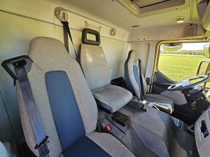 Fotele i leżanka w kabinie — Volvo FE 220.18 z 2018 roku