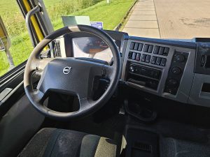 Deska rozdzielcza i stanowisko kierowcy — Volvo FE 220.18 z 2018 roku
