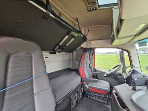 Fotele i leżanka w kabinie — Volvo FH 460 z 2021 roku