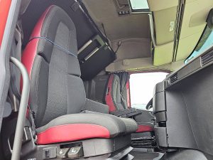 Wnętrze kabiny — Volvo FH 460 z 2021 roku