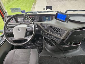 Deska rozdzielcza i stanowisko kierowcy — Volvo FH 460 z 2021 roku