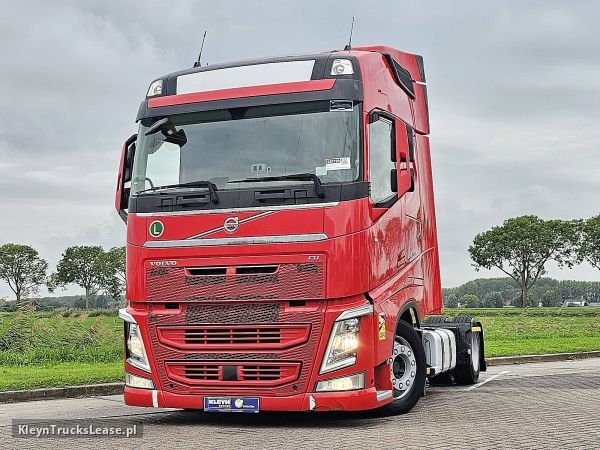 Volvo FH 460 z 2021 roku, ciągnik siodłowy z zagranicy — przód pojazdu