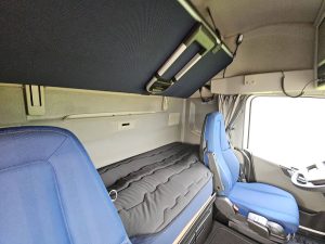 Fotele i leżanka w kabinie — Volvo FH 500 6x2 Single Boogie z 2021 roku