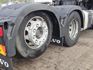 Opony z dobrym bieżnikiem, ujęcie 2 — Volvo FH 500 6x2 Single Boogie z 2021 roku