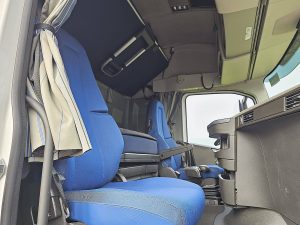 Wnętrze kabiny — Volvo FH 500 6x2 Single Boogie z 2021 roku