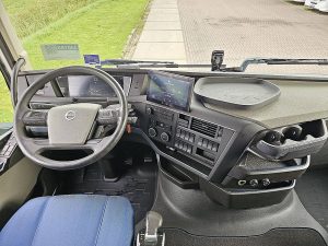 Deska rozdzielcza i stanowisko kierowcy — Volvo FH 500 6x2 Single Boogie z 2021 roku