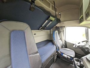 Fotele i leżanka w kabinie — Volvo FH 500 globetrotter XL z 2023 roku