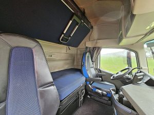 Fotele i leżanka w kabinie — Volvo FH 500 globetrotter XL z 2023 roku