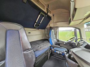 Fotele i leżanka w kabinie — Volvo FH 500 globetrotter XL z 2023 roku