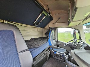 Fotele i leżanka w kabinie — Volvo FH 500 globetrotter XL z 2023 roku