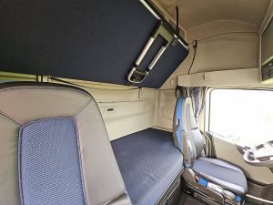 Fotele i leżanka w kabinie — Volvo FH 500 globetrotter XL z 2023 roku