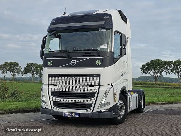 Volvo FH 500 globetrotter XL z 2023 roku, ciągnik siodłowy z zagranicy — przód pojazdu