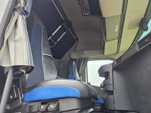 Wnętrze kabiny — Volvo FH 500 globetrotter XL z 2023 roku