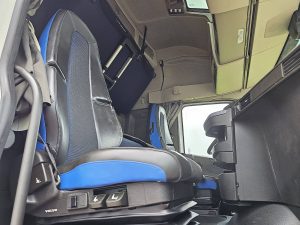 Wnętrze kabiny — Volvo FH 500 globetrotter XL z 2023 roku