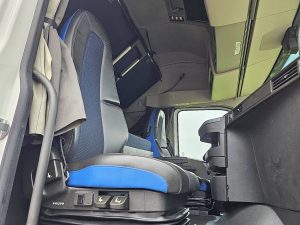 Wnętrze kabiny — Volvo FH 500 globetrotter XL z 2023 roku