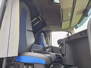 Wnętrze kabiny — Volvo FH 500 globetrotter XL z 2023 roku